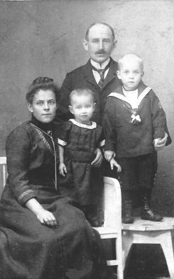 Bild: bfluen_29135_thilo_knudsen_mit_frau_u_kindern_robert_und_frieda_um_1915.jpg