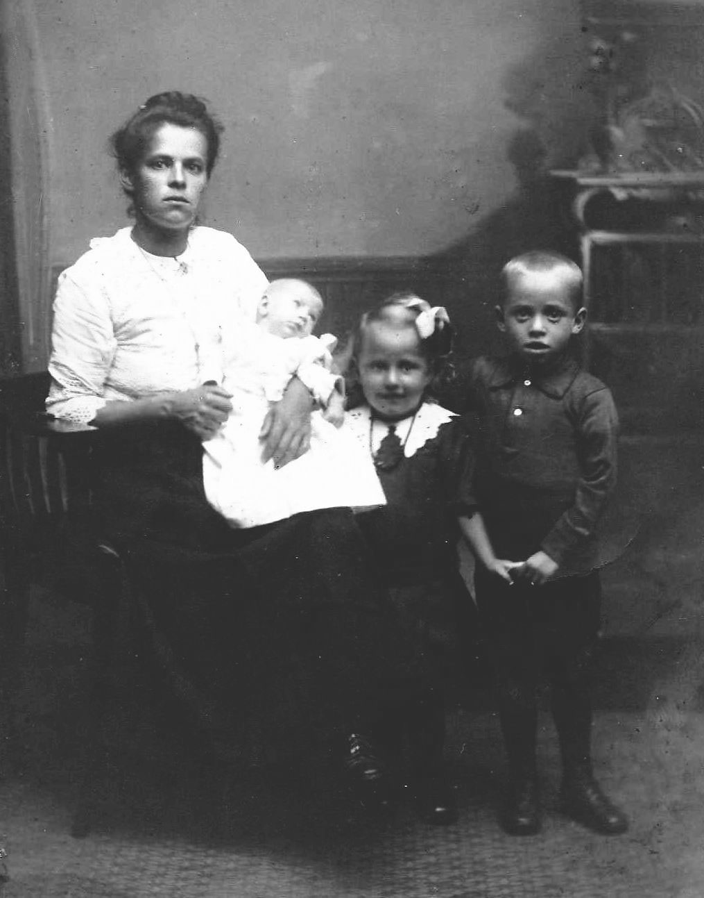 Bild: bfluen_29241_friederike_knudsen_mit_ihren_kindern_1920.jpg