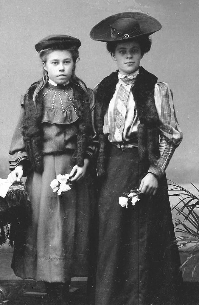 Bild: bfluen_29241_friederike_wilhelmine_gertrud_machner_rechts.jpg